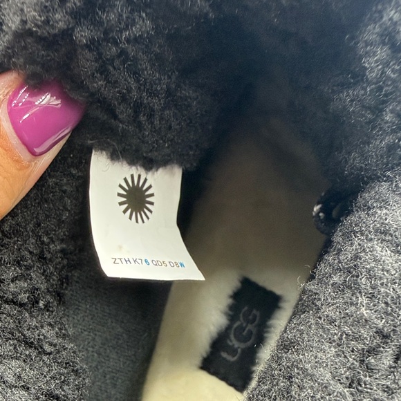 New-UGG-Terretrail Cozy Lace up Black Suede Fur-Lined Boots- Size 9 - Picture 8 of 11